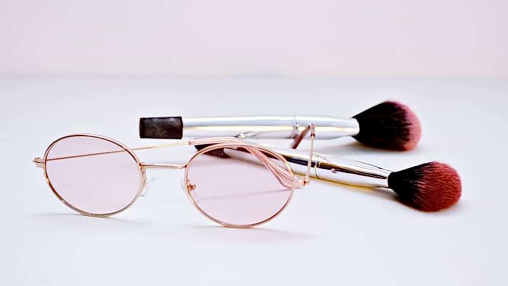 GÖZLÜK TAKMAK VE MAKYAJ YAPMAK